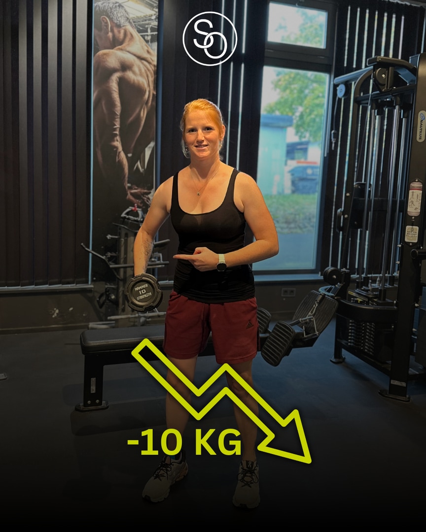 Kundin im schwarzen Top hat im Fitnessstudio in Bitburg 10 kg abgenommen