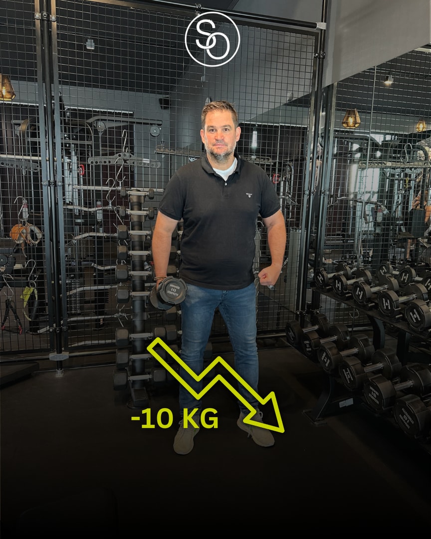 Mann im schwarzen Polo hat mit Personal Coaching in Bitburg 10 kg abgenommen