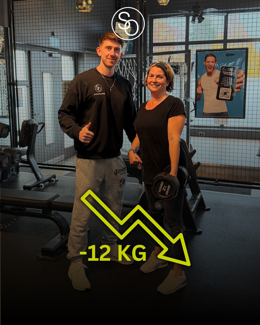 Kundin hat mit Personal Training in Bitburg 12 kg abgenommen, Erfolgsfoto mit dem Coach im Studio