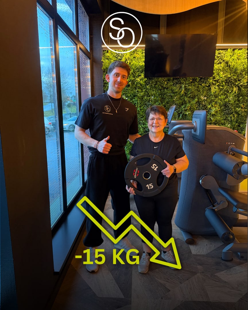 Kundin hat mit Personal Coaching in Bitburg 15 kg abgenommen, gemeinsames Foto mit dem Coach und Hantelscheibe