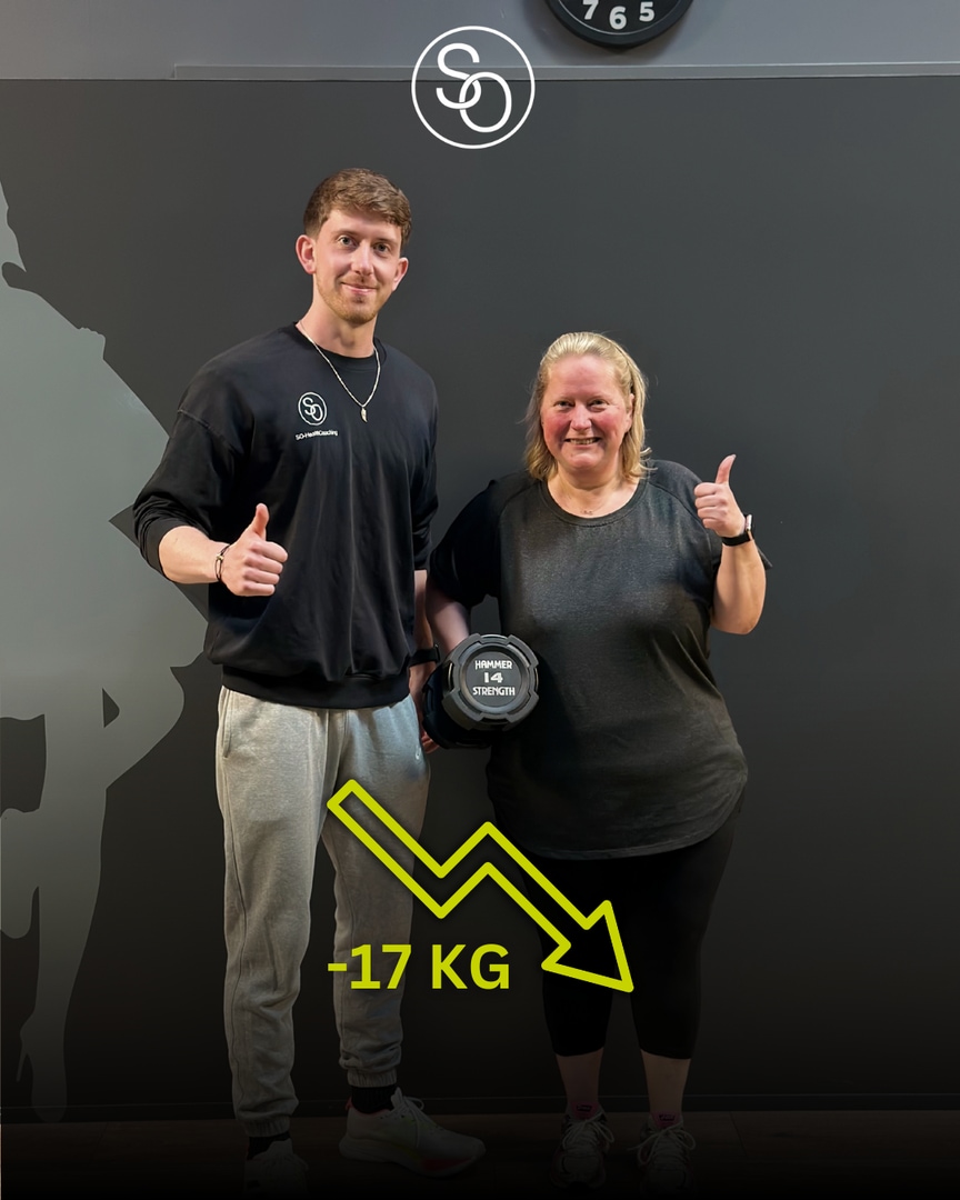 Kundin hat mit Personal Training in Bitburg 17 kg abgenommen, gemeinsames Erfolgsfoto mit dem Coach im Studio