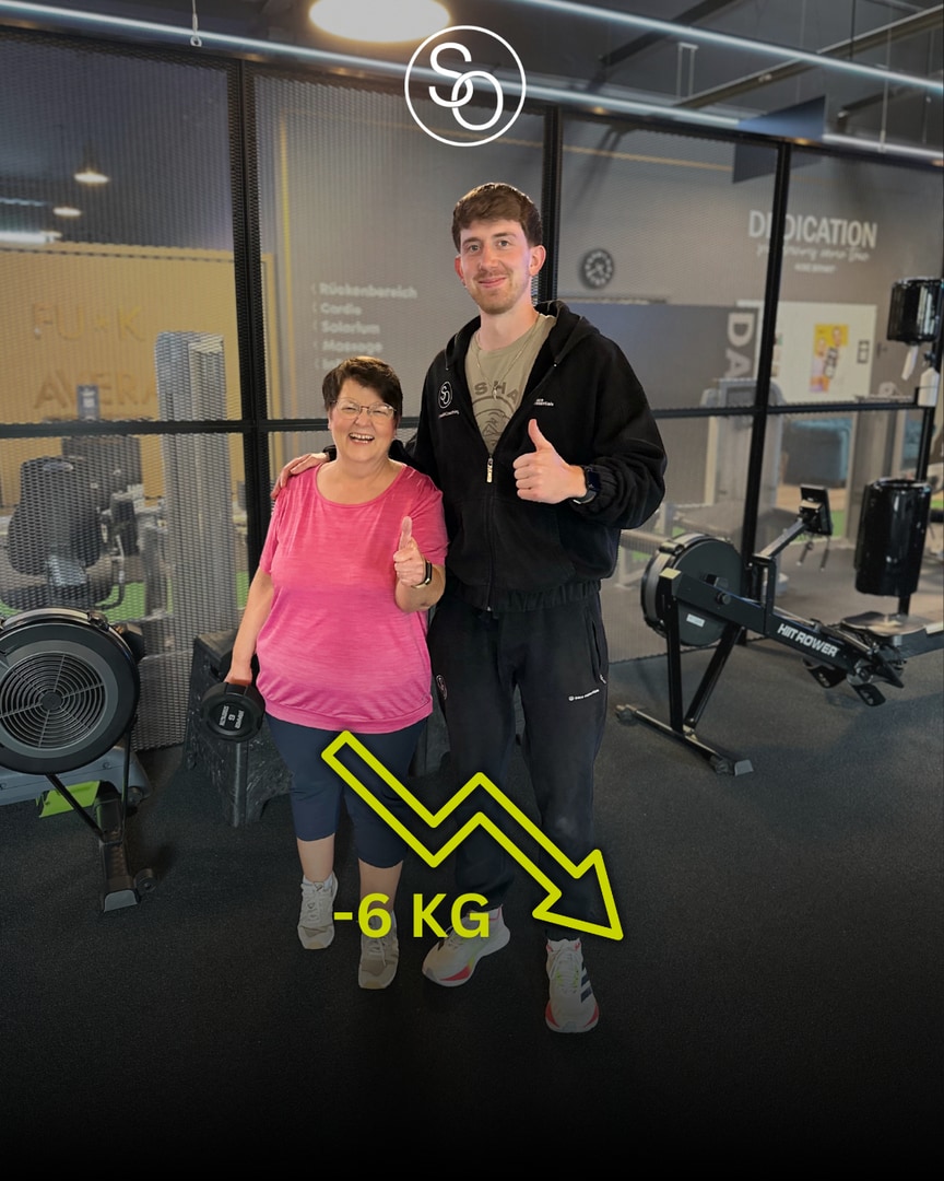Kundin im pinken Shirt hat 6 kg abgenommen und feiert ihre Transformation mit dem Coach im Studio Bitburg