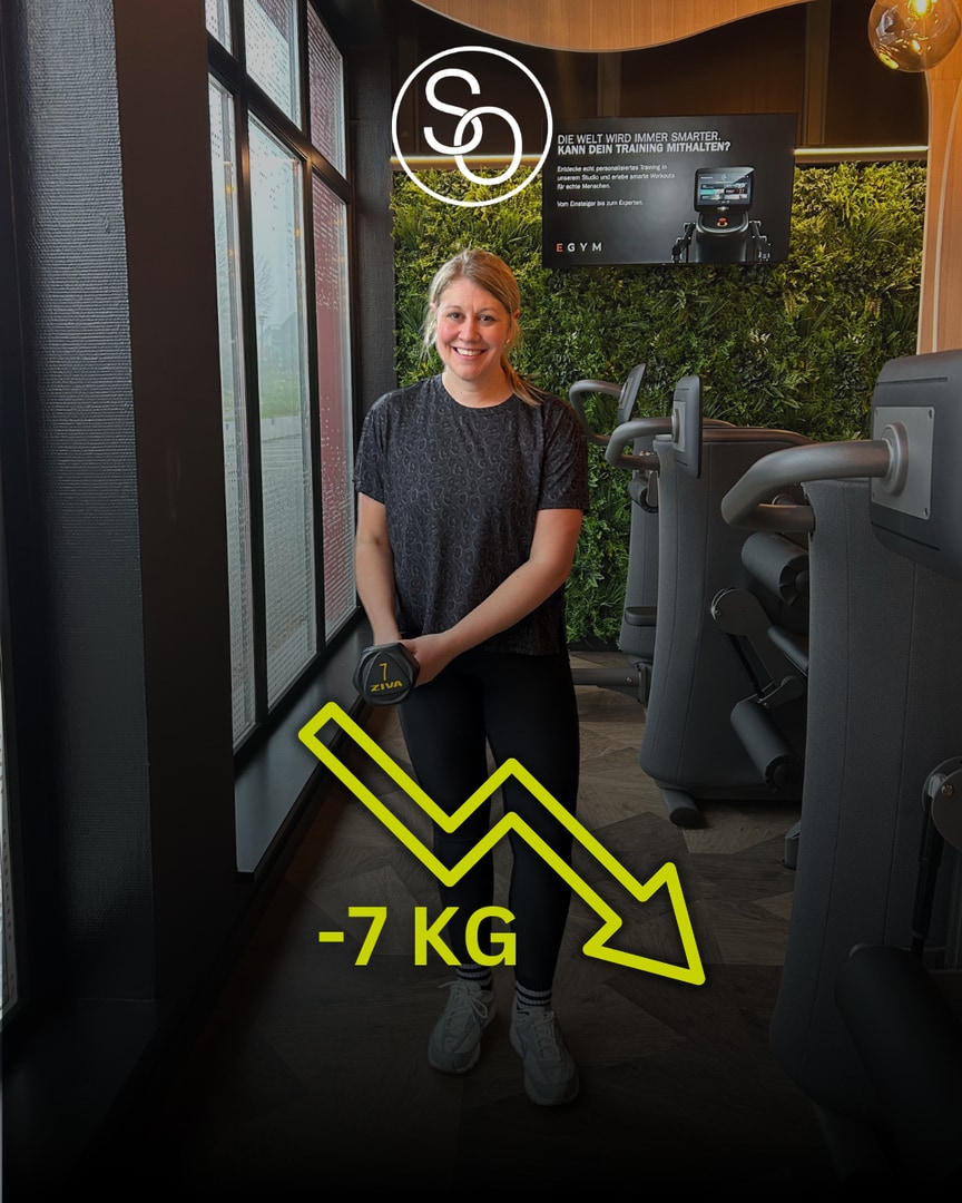 Kundin hat mit Personal Training in Bitburg 7 kg abgenommen und trainiert mit einer Kurzhantel