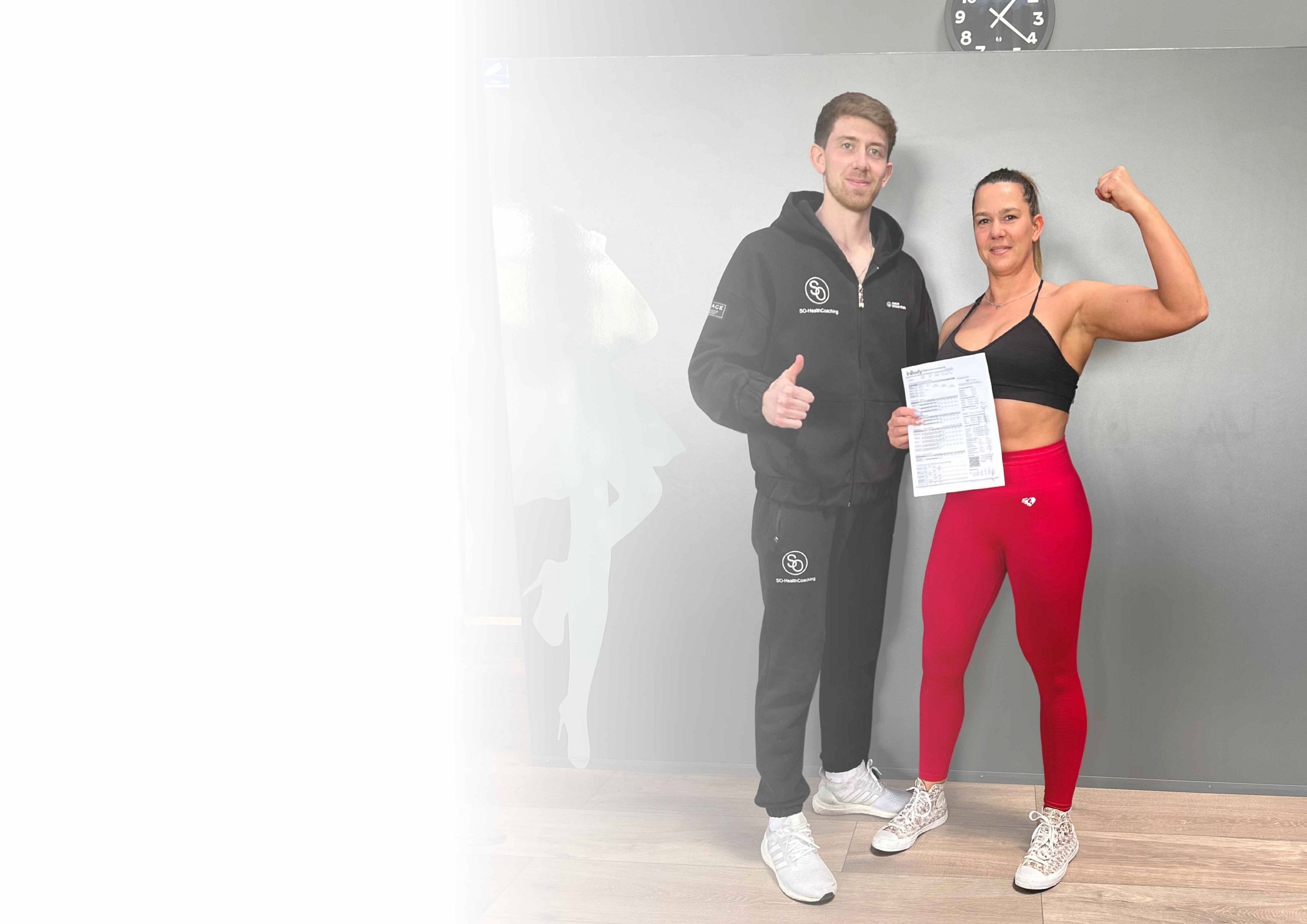 Personal Trainer Sven mit einer Teilnehmerin und ihrem InBody-Erfolg im 4-Wochen-Abnehmprogramm von SO-Healthcoaching Bitburg