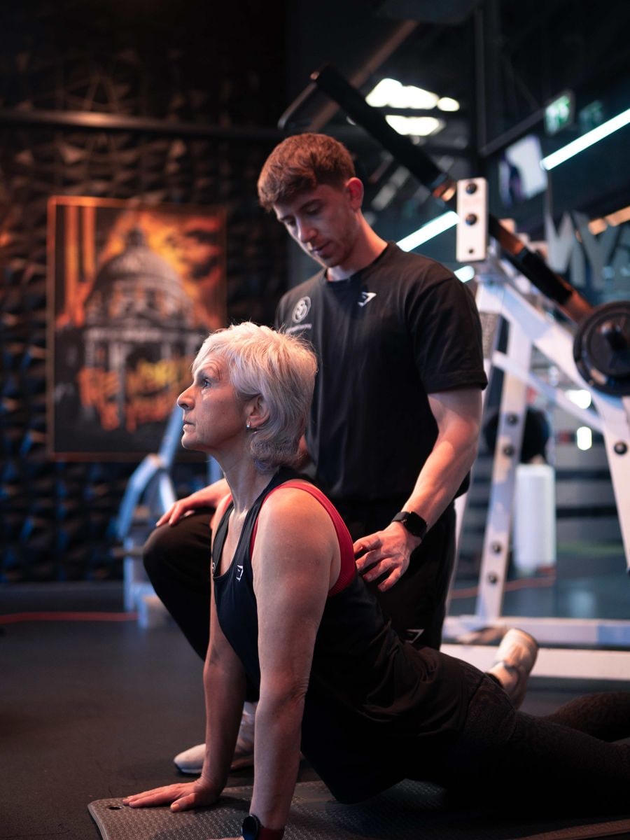 Teilnehmerin bei einer Mobility-Übung im Personal Training bei SO-Healthcoaching Bitburg