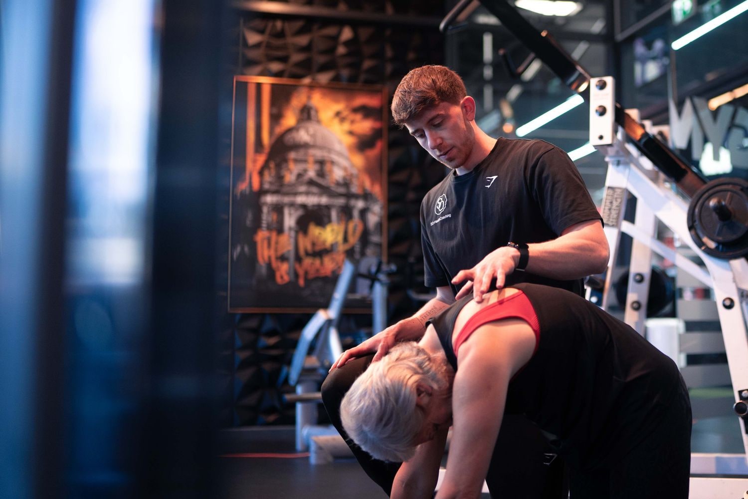 Personal Coach Sven begleitet eine Teilnehmerin beim Rückentraining in Bitburg