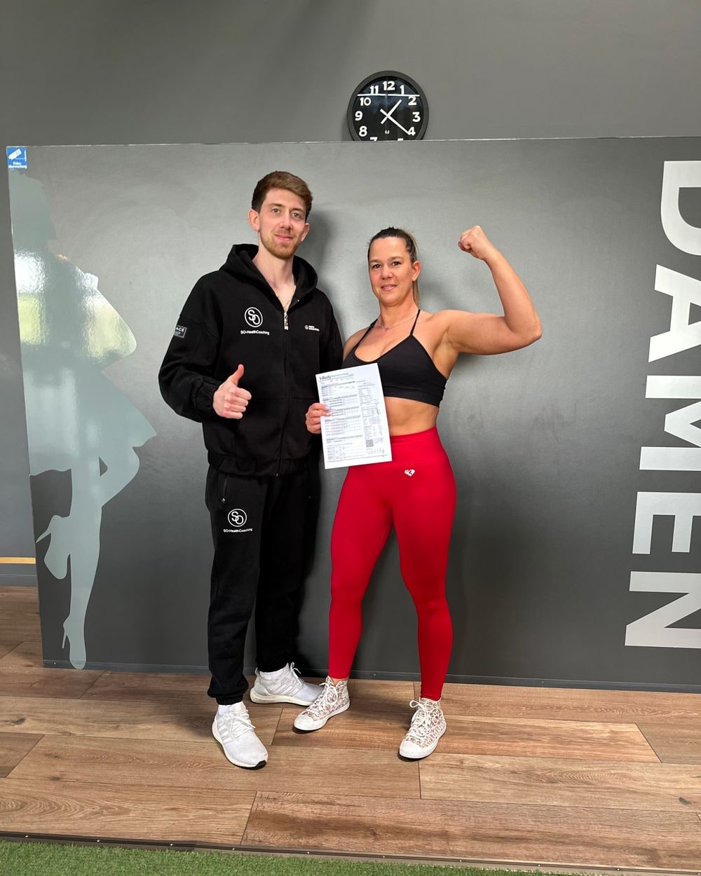 Teilnehmerin zeigt ihren InBody-Erfolg neben Personal Trainer Sven im Abnehmprogramm von SO-Healthcoaching Bitburg